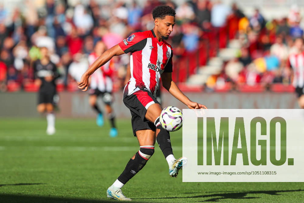 Premier League Brentford v West Ham United Kevin Schade of Brentford controls the ball during the Premier League match Brentford vs West Ham United at The Gtech Community Stadium, London, United Kingdom, 28th September 2024 (Photo by Izzy Poles News Images) London The Gtech Community Stadium Greater London United Kingdom