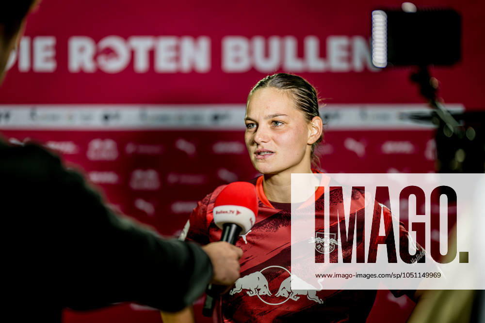 Leipzigs Giovanna Hoffmann beim Interview. Fussball 1. Frauen Bundesliga, 3. Spieltag: RB Leipzig - SV Werder Bremen. 20. September 2024: Leipzig, Trainingszentrum am Cottaweg. RB Leipzig - SV Werder Bremen