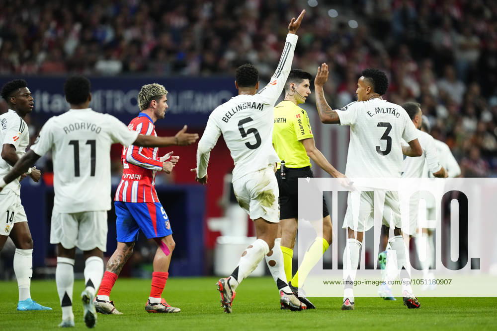 Fußball, Atletico Madrid - Real Madrid Atletico de Madrid v Real Madrid CF - La Liga EA Sports Real Madrid players protest to Referee Mateo Busquets Ferrer during the LaLiga match between Atletico de Madrid and Real Madrid CF at Estadio Civitas Metropolitano on September 29, 2024 in Madrid, Spain. Madrid Spain
