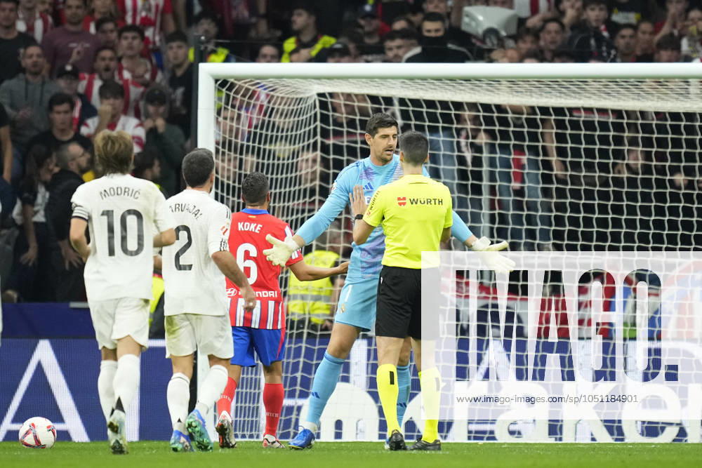 Fußball, Atletico Madrid - Real Madrid Atletico de Madrid v Real Madrid CF - La Liga EA Sports Thibaut Courtois goalkeeper of Real Madrid and Belgium talks to the referee about the throwing of objects by the Atletico supporters.during the LaLiga match between Atletico de Madrid and Real Madrid CF at Estadio Civitas Metropolitano on September 29, 2024 in Madrid, Spain. Madrid Spain