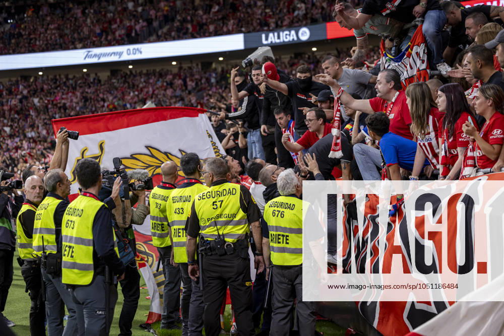 Fußball, Atletico Madrid - Real Madrid Atletico de Madrid fans seen protesting after a goal during the LaLiga EA Sports match between Atletico de Madrid and Real Madrid CF at Cívitas Metropolitano on September 29, 2024 in Madrid, Spain. (Photo by: LGM Panoramic) FOOTBALL : Atletico de Madrid vs Real Madrid CF - LaLiga EA Sports - 29 09 2024 LGM Panoramic
