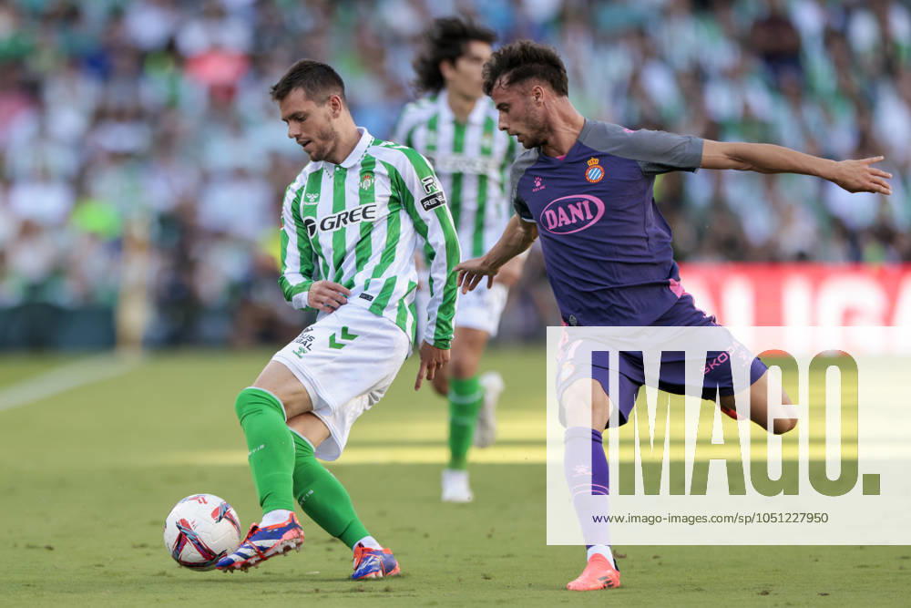 Real Betis Balompie v RCD Espanyol de Barcelona - La Liga EA Sports Giovani Lo Celso of Real Betis controls the ball during the La Liga EA Sports match between Real Betis and RCD Espanyol at Benito Villamarin in Seville, Spain, on September 29, 2024. Seville Spain