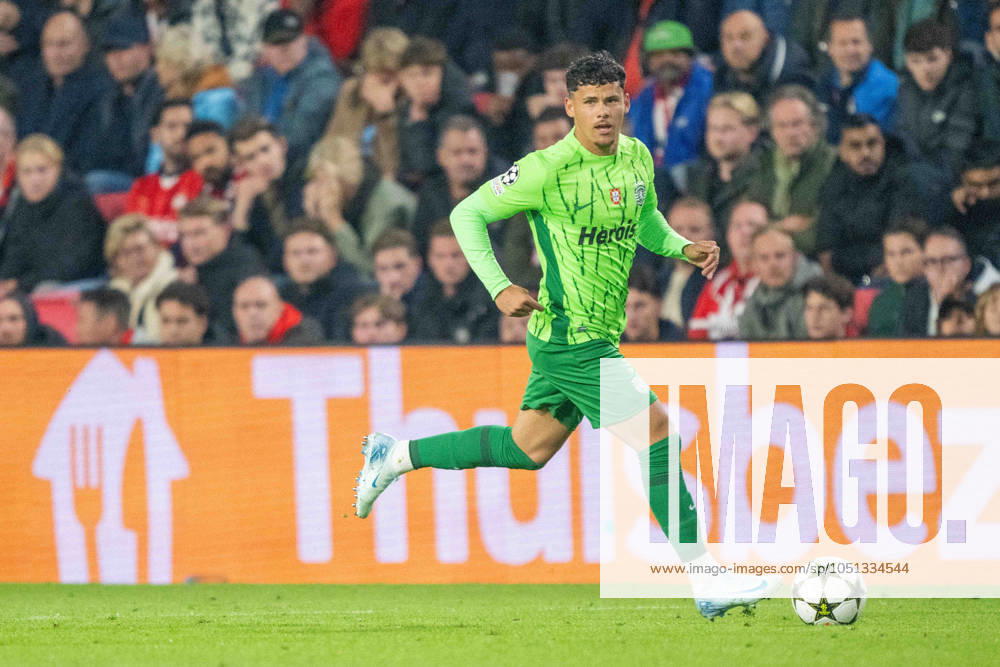 Maxi Araujo (Sporting Lissabon) controls the ball during the UEFA Champions League 2024 25 League Phase MD2 match between PSV Eindhoven and Sporting Clube de Portugal at Philips Stadion on October 1, 2024 in Eindhoven, Netherlands. Defodi-0766442735st