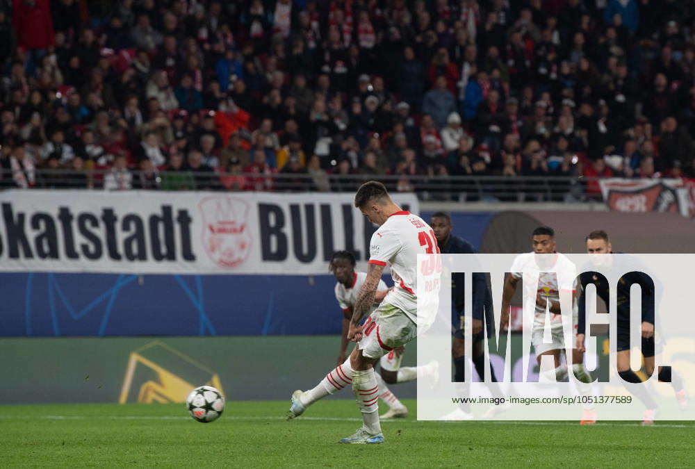 Fussball, Herren, Saison 2024 2025, Champions League (Ligaphase, 2. Spieltag), RB Leipzig - Juventus Turin, Benjamin Sesko (RB Leipzig) erzielt per Elfmeter das Tor zum 3:0, 02.10.2024,