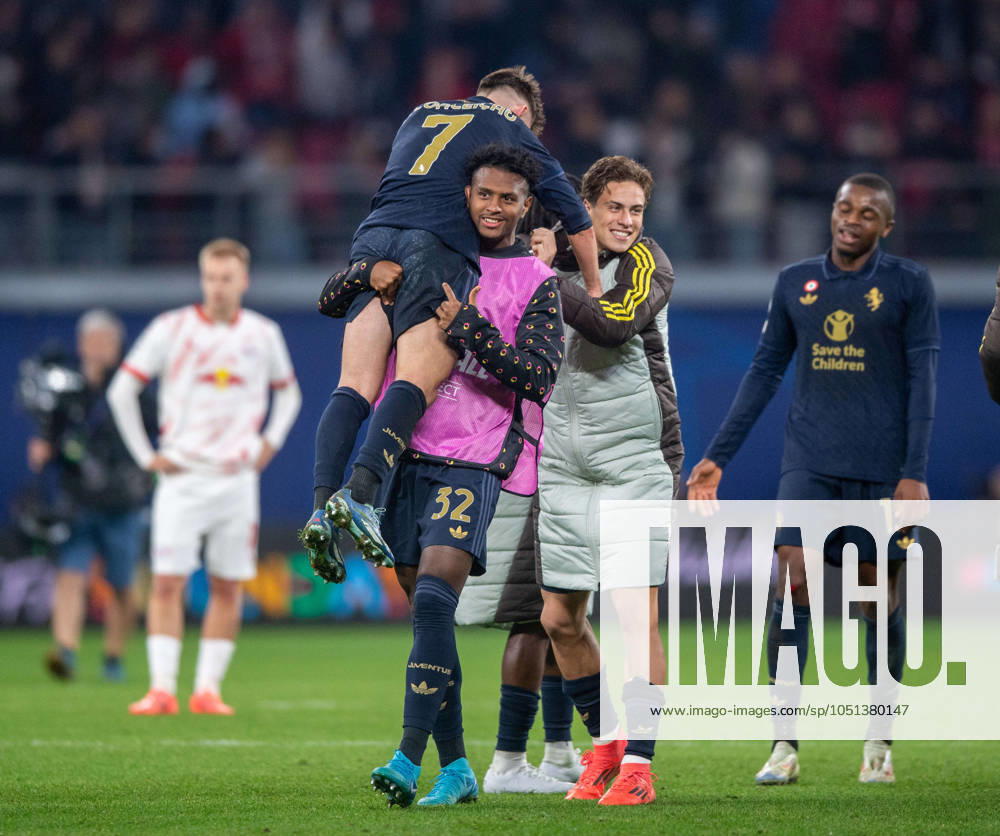 Fussball, Herren, Saison 2024 2025, Champions League (Ligaphase, 2. Spieltag), RB Leipzig - Juventus Turin, Juan Cabal (Juventus Turin) schultert Francisco Conceicao (Juventus Turin), Jubel nach dem Abpfiff,, 02.10.2024,
