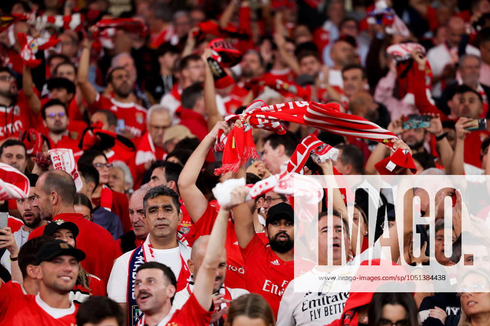 Portugal, Lisbon 2. October 2024 Uefa Champions League phase 2024 25 Matchday 2, S.L.Benfica - Atletico de Madrid v.l., S.L.Benfica Fans,Stimmung, Schals, Trikots, Emotionen