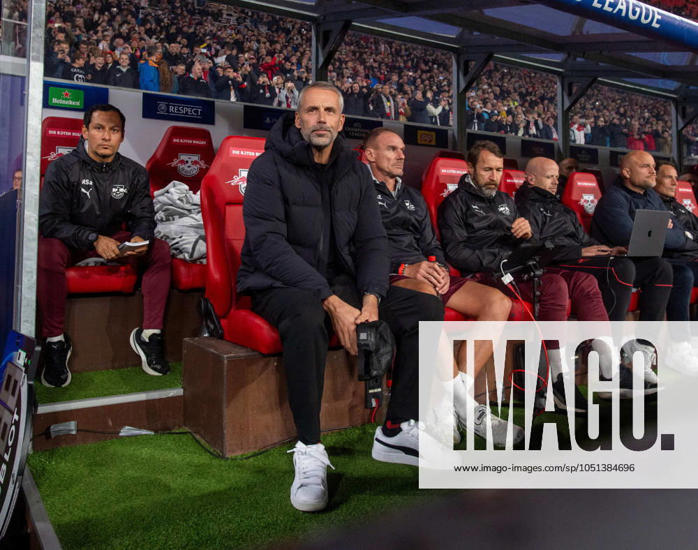 Fussball, Herren, Saison 2024 2025, Champions League (Ligaphase, 2. Spieltag), RB Leipzig - Juventus Turin, v. l. Trainer Marco Rose (RB Leipzig), Co-Trainer Alexander Zickler (RB Leipzig), Co-Trainer Marco Kurth (RB Leipzig auf der Bank, 02.10.2024,