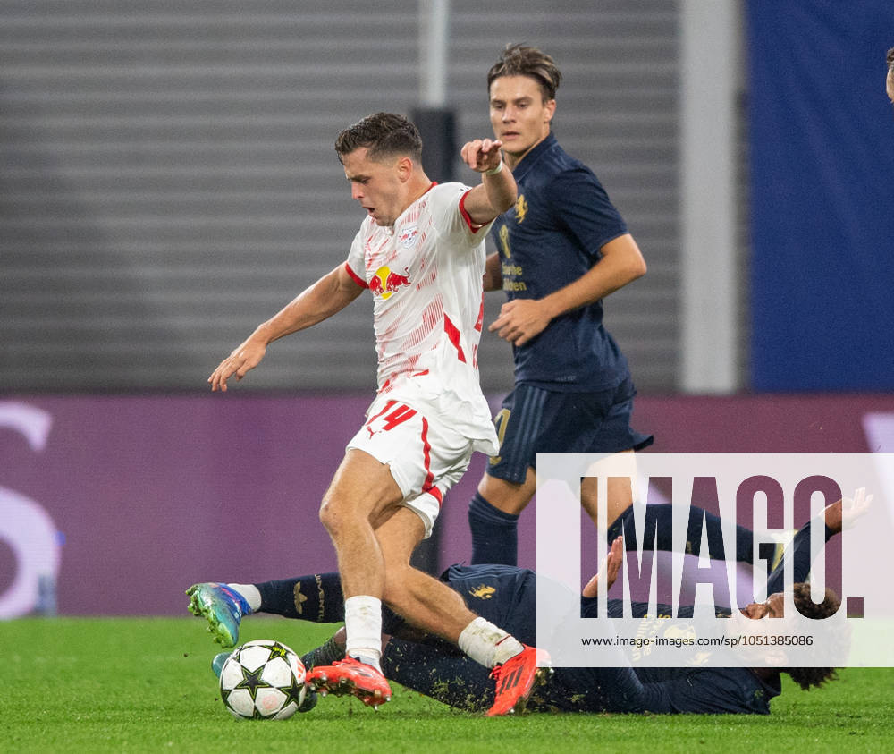 Fussball, Herren, Saison 2024 2025, Champions League (Ligaphase, 2. Spieltag), RB Leipzig - Juventus Turin, v. l. Christoph Baumgartner (RB Leipzig), Weston McKennie (Juventus Turin), 02.10.2024,