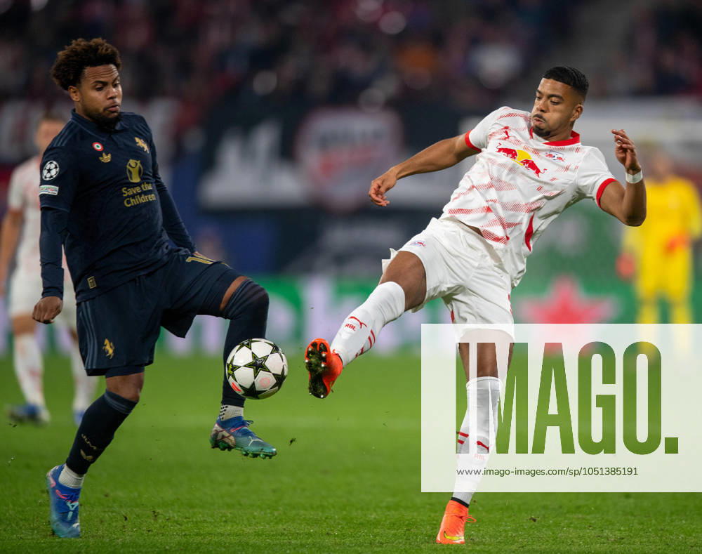 Fussball, Herren, Saison 2024 2025, Champions League (Ligaphase, 2. Spieltag), RB Leipzig - Juventus Turin, v. l. Weston McKennie (Juventus Turin), Benjamin Henrichs (RB Leipzig), 02.10.2024,