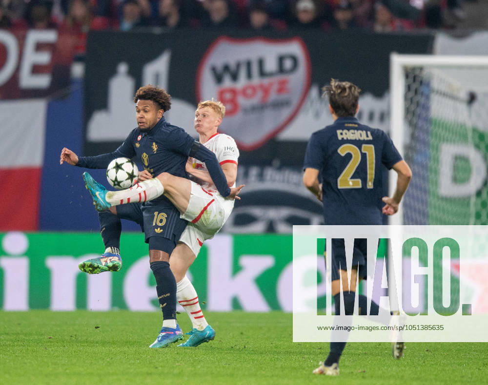 Fussball, Herren, Saison 2024 2025, Champions League (Ligaphase, 2. Spieltag), RB Leipzig - Juventus Turin, v. l. Weston McKennie (Juventus Turin), Nicolas Seiwald (RB Leipzig), Nicolo Fagioli (Juventus Turin), 02.10.2024,