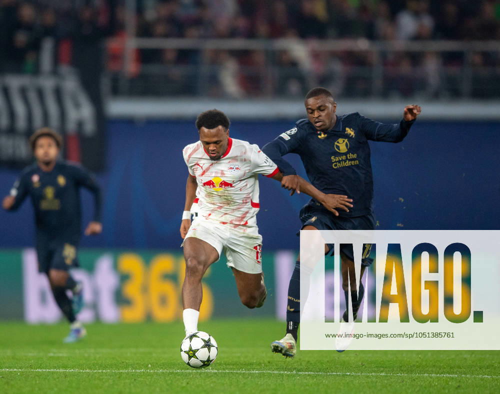 Fussball, Herren, Saison 2024 2025, Champions League (Ligaphase, 2. Spieltag), RB Leipzig - Juventus Turin, v. l. Lois Openda (RB Leipzig), Pierre Kalulu (Juventus Turin) , 02.10.2024,