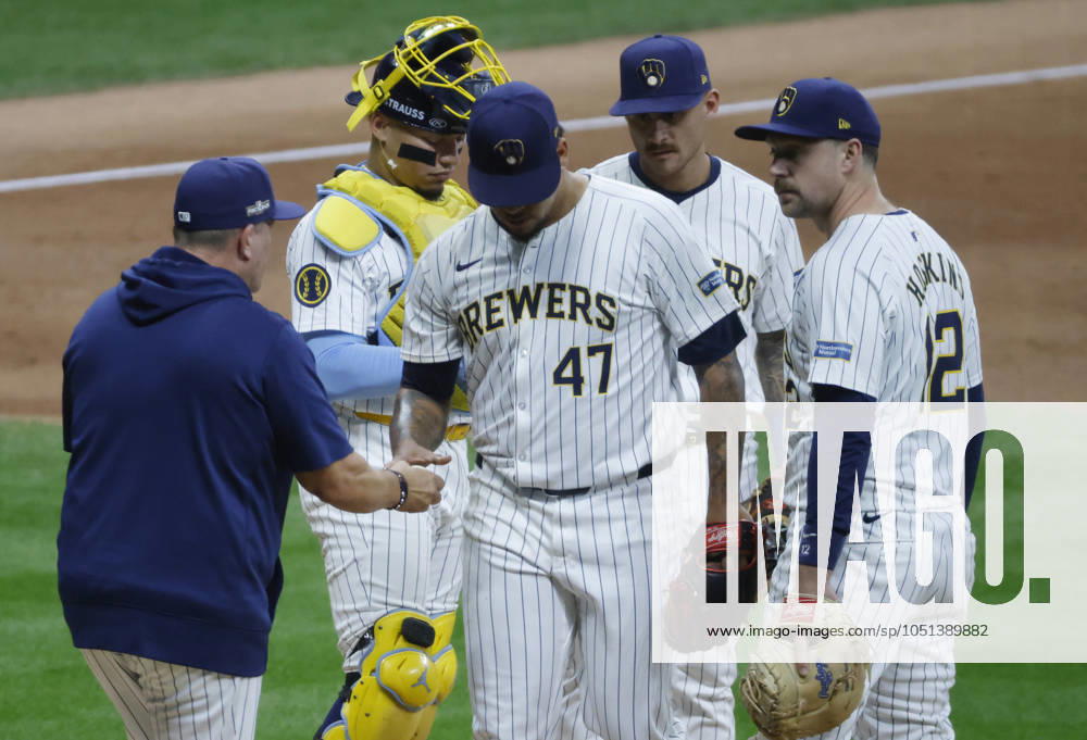 Milwaukee Brewers manager Pat Murphy replaces starting pitcher Frankie Montas with reliever Trevor Megill in the fourth inning against the New York Mets in game two of the MLB, Baseball Herren, USA National League Wild Card series at American Family Field in Milwaukee, Wisconsin on Wednesday, October 2, 2024. MIL20241002824 TANNENxMAURY