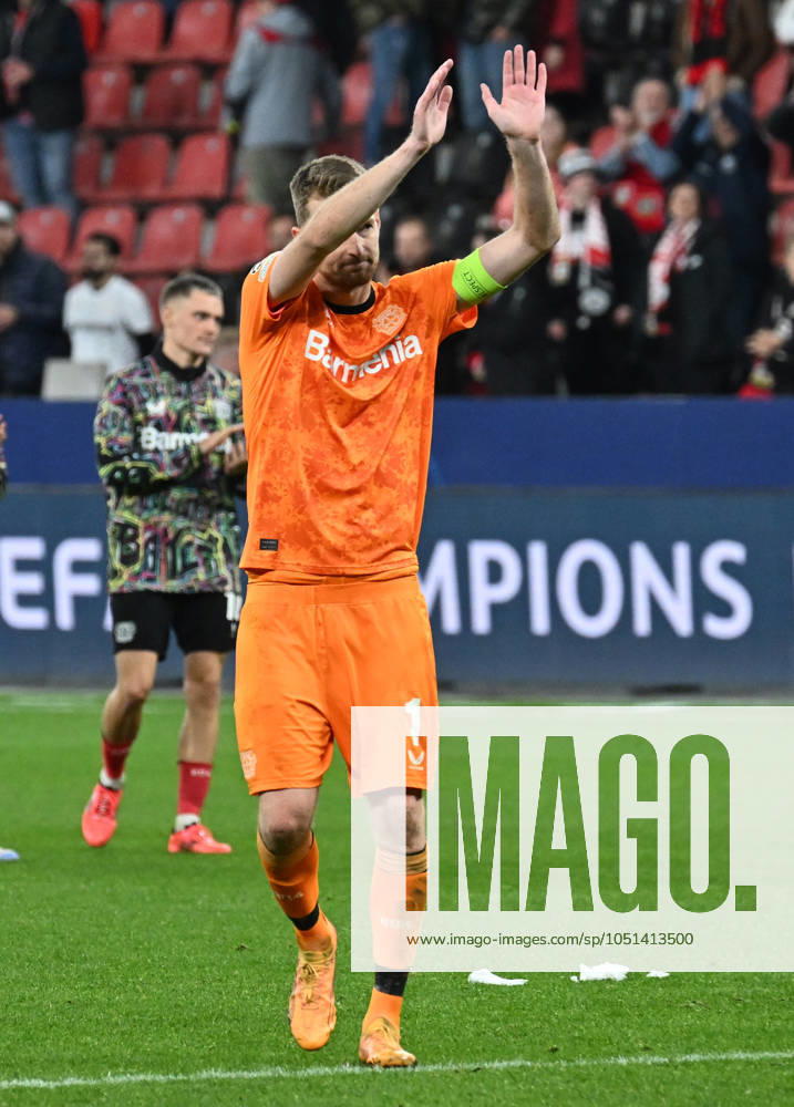 Fussball UEFA Champions League, Bayer 04 Leverkusen - AC Mailand, v.l. Lukas Hradecky (Bayer Leverkusen) bedankt bedanken sich bei den Fans Leverkusen
