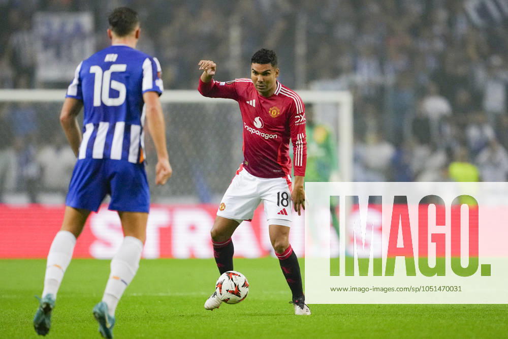 Carlos Casemiro of Manchester Utd. (R) plays against Nico Gonzalez of FC Porto (L) during the UEFA Europa League 2024 25 League Phase Matchday 2 match between FC Porto and Manchester United, ManU at Estadio do Dragao on October 03, 2024 in Porto, Portugal. (Photo by Pedro Loureiro SPP) (Pedro Loureiro SPP)