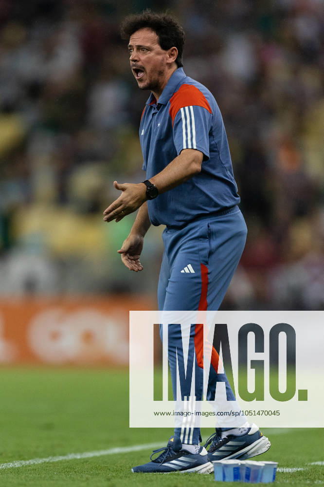 RIO DE JANEIRO, BRAZIL - OCTOBER 03: FERNANDO DINIZ, Head Coach of Cruzeiro, gestures during the match between Fluminense and Cruzeiro as part of Brasileirao 2024 at Maracana Stadium on October 03, 2024 in Rio de Janeiro, Brazil. Rio De Janeiro Brazil - ZUMAc227 20241003_zsp_c227_010