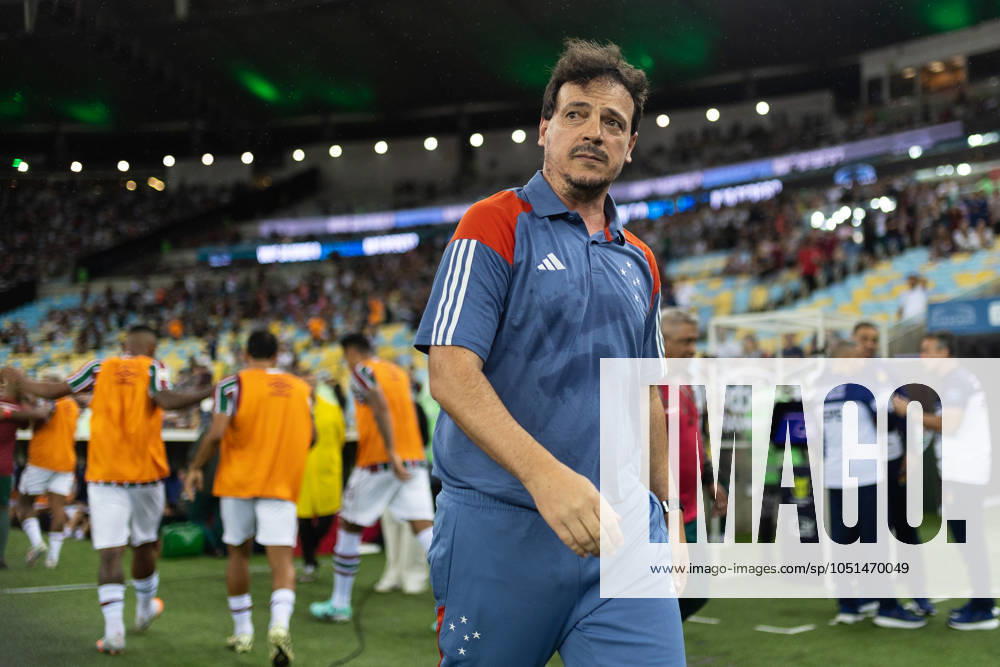 RIO DE JANEIRO, BRAZIL - OCTOBER 03: FERNANDO DINIZ of Fluminense walks before the match between Fluminense and Cruzeiro as part of Brasileirao 2024 at Maracana Stadium on October 03, 2024 in Rio de Janeiro, Brazil. Rio De Janeiro Brazil - ZUMAc227 20241003_zsp_c227_012