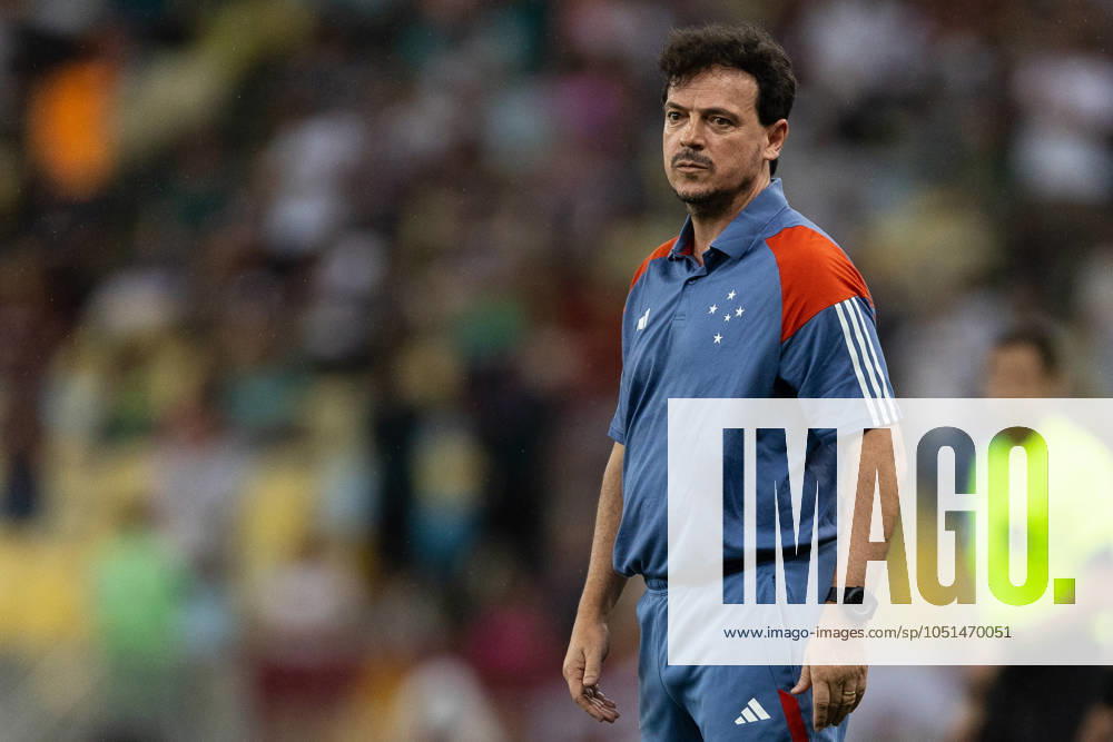 RIO DE JANEIRO, BRAZIL - OCTOBER 03: FERNANDO DINIZ, Head Coach of Cruzeiro, looks on during the match between Fluminense and Cruzeiro as part of Brasileirao 2024 at Maracana Stadium on October 03, 2024 in Rio de Janeiro, Brazil. Rio De Janeiro Brazil - ZUMAc227 20241003_zsp_c227_013
