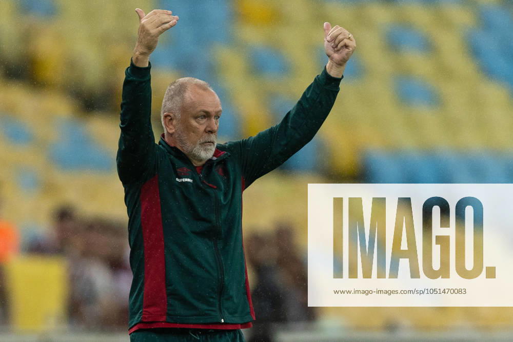 RIO DE JANEIRO, BRAZIL - OCTOBER 03: MANO MENEZES, Head Coach of Fluminense, gestures during the match between Fluminense and Cruzeiro as part of Brasileirao 2024 at Maracana Stadium on October 03, 2024 in Rio de Janeiro, Brazil. Rio De Janeiro Brazil - ZUMAc227 20241003_zsp_c227_015