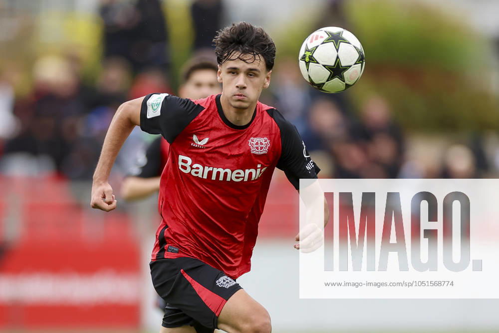 Kerim Alajbegovic (Bayer 04 Leverkusen) kontrolliert den Ball, UEFA Youth League 2024 25 League Phase MD2, Bayer 04 Leverkusen v AC Milan, Ulrich-Haberland-Stadion am 05. October 2024 in Leverkusen, Deutschland. (Foto von Marco Steinbrenner DeFodi Images) Kerim Alajbegovic (Bayer 04 Leverkusen) controls the ball, UEFA Youth League 2024 25 League Phase MD2, Bayer 04 Leverkusen v AC Milan, Ulrich-Haberland-Stadion, October 5, 2024 in Leverkusen, Germany. (Photo by Marco Steinbrenner DeFodi Images) Defodi-700_lev_milan_u19_20241001_141