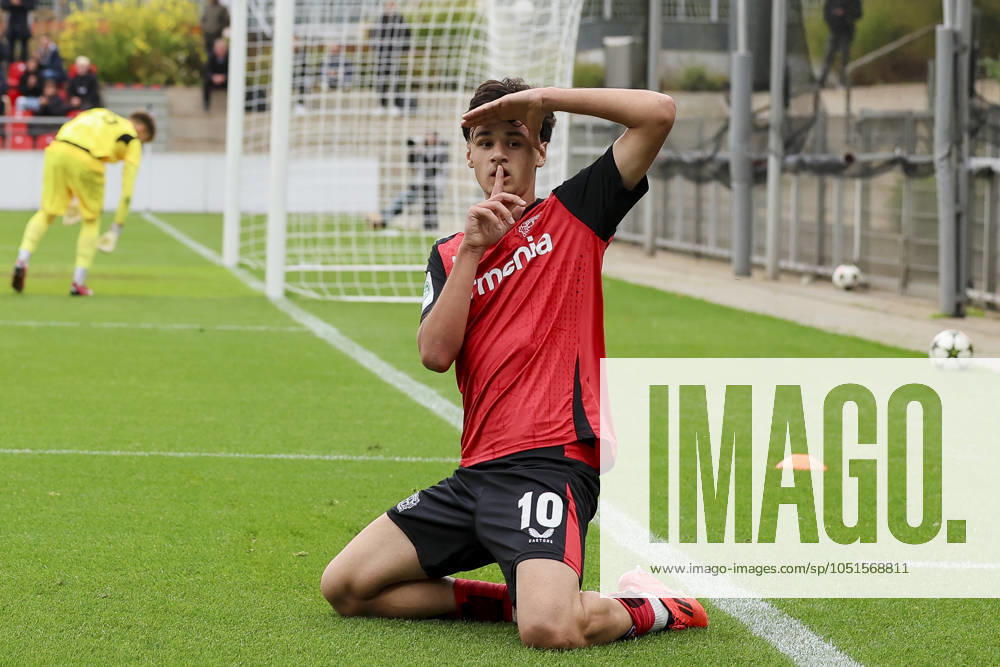 Kerim Alajbegovic (Bayer 04 Leverkusen) bejubelt seinen Treffer zum 2:0, UEFA Youth League 2024 25 League Phase MD2, Bayer 04 Leverkusen v AC Milan, Ulrich-Haberland-Stadion am 05. October 2024 in Leverkusen, Deutschland. (Foto von Marco Steinbrenner DeFodi Images) Kerim Alajbegovic (Bayer 04 Leverkusen) celebrates after scoring his teams second goal, UEFA Youth League 2024 25 League Phase MD2, Bayer 04 Leverkusen v AC Milan, Ulrich-Haberland-Stadion, October 5, 2024 in Leverkusen, Germany. (Photo by Marco Steinbrenner DeFodi Images) Defodi-700_lev_milan_u19_20241001_170