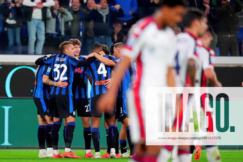 AtalantaÕs Marten de Roon celebrates after scoring 5-0 during the Serie A soccer match between Atalanta and Genoa at the Gewis Stadium in Bergamo, north Italy - Saturday , October 5 , 2024. - Soccer .