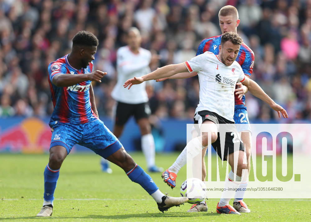 London, England, 5th October 2024. Diogo Jota of Liverpool is challenged by Jefferson Lerma (L) and Adam Wharton of Crystal Palace during the Premier League match at Selhurst Park, London. Picture credit should read: Paul Terry Sportimage . SPI-3361-0113