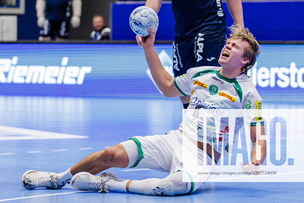 Andri Mar Runarsson (SC DHfK Leipzig, 04) geht zu Boden GER, TBV Lemgo Lippe vs. SC DHfK Leipzig, Handball, 1. Bundesliga, 5. Spieltag, Spielzeit 2024 2025, 06.10.2024 GER, TBV Lemgo Lippe vs. SC DHfK Leipzig, Handball, 1. Bundesliga, 5. Spieltag, Spielzeit 2024 2025, 06.10.2024 Lemgo