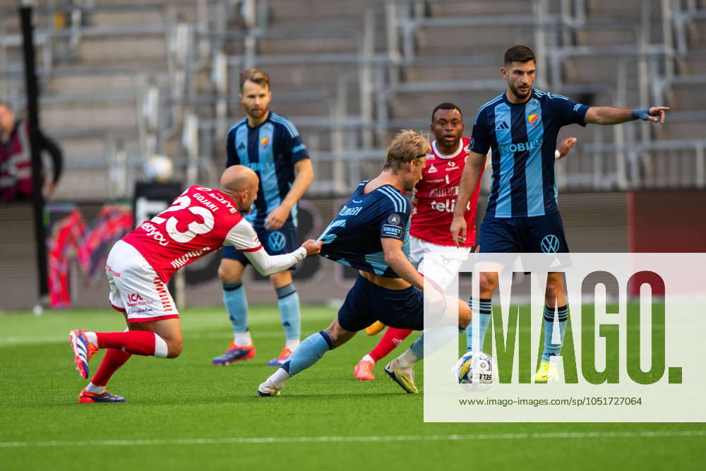 STOCKHOLM 24-10-06 Kalmars Roberg Gojani testar Djurgardens Tobias Gulliksens tröja under söndagens match i Allsvenskan mellan Djurgarden IF och Kalmar FF pa Tele2-Arena i Stockholm. Foto Harald Weidinger TT kod 11741