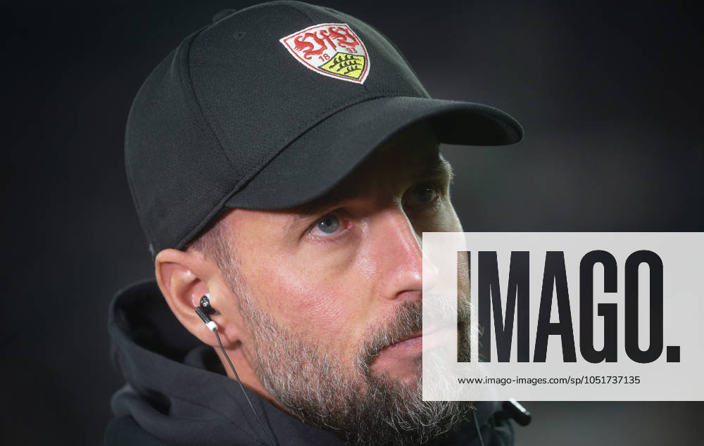 Stuttgart , Fußball Bundesliga VfB Stuttgart vs. TSG 1899 Hoffenheim , Trainer Sebastian Hoeneß ( VfB ) Gemäß den Vorgaben der DFL Deutsche Fußball Liga ist es untersagt, in dem Stadion und oder vom Spiel angefertigte Fotoaufnahmen in Form von Sequenzbildern und oder videoähnlichen Fotostrecken zu verwerten bzw. verwerten zu lassen.