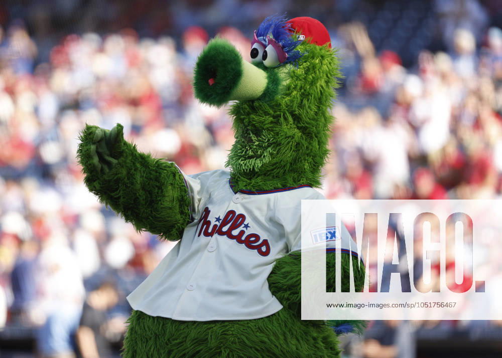 The Philadelphia Phillies mascot the Phillies Phanatic warms up the crowd before game two of the MLB, Baseball Herren, USA NLDS against the New York Mets at Citizens Bank Park in Philadelphia, Pennsylvania on Sunday, October 6, 2024. PHI20241006802 LAURENCExKESTERSON