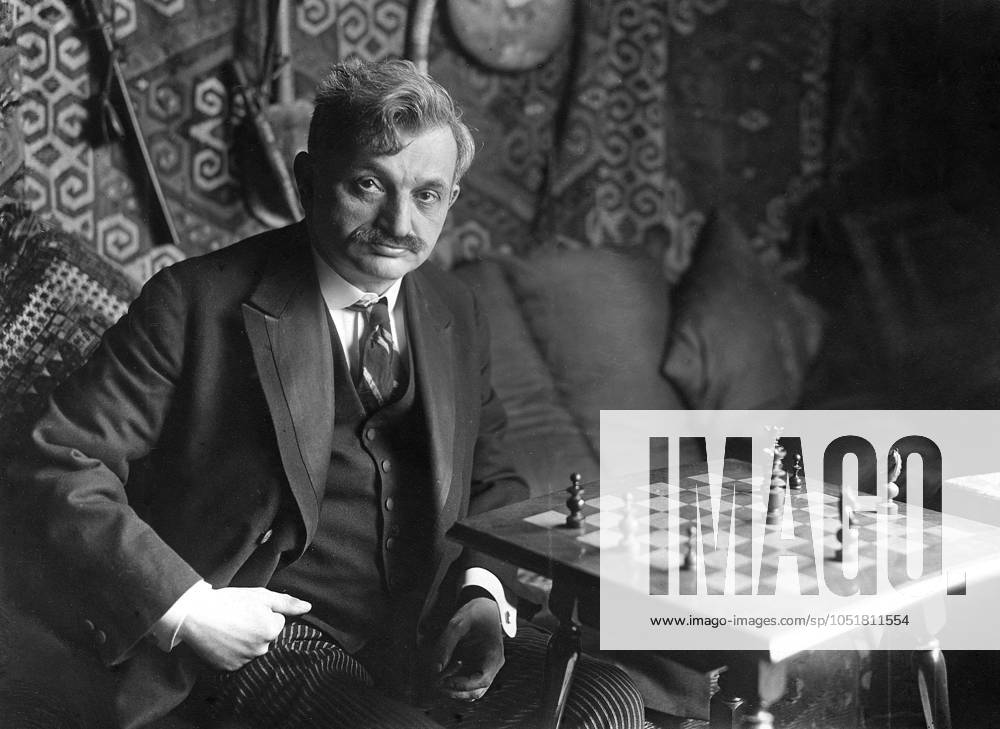 USA NEW YORK 1922. Orig. caption... LASKER SECURES SIEGER IN NEW YORK. Dr. Emanuel Lasker, who held the Chess World Championship, WM, Weltmeisterschaft for 28 years, will be crowned as the winner in the New York Tournament. New York USA SCHACK