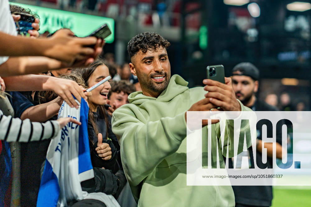 Baller League Season 2, Finale - Final 4 Nader Jindaoui macht Selfie mit den jungen Fans
