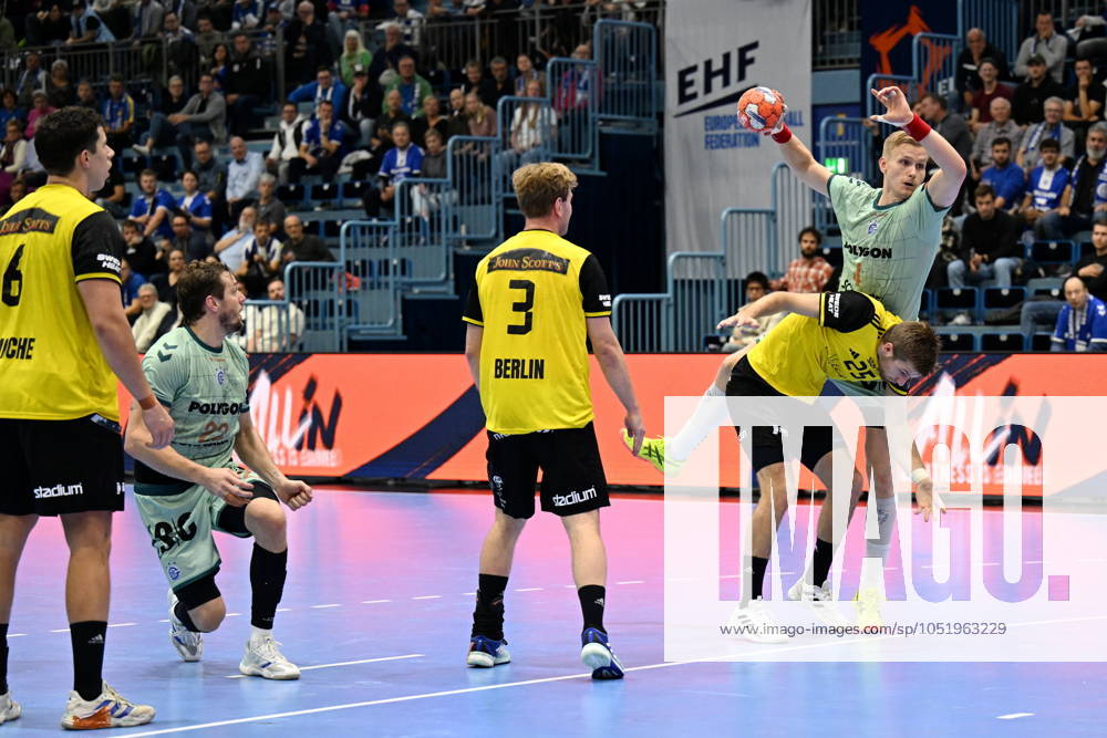 Ellidi Vidarsson (VfL Gummersbach 4) gegen Malte Celander (IK Saevehof 25) Handball, EHF European Handball Federation, 2024-2025, Gruppenphase, Hinspiel, VfL Gummersbach (GER) vs. IK Saevehof (SWE), Schwalbe Arena Gummersbach, .08.10..2024 Handball, EHF European Handball Federation, 2024-2025, Gruppenphase, Hinspiel, VfL Gummersbach (GER) vs. IK Saevehof (SWE), Schwalbe Arena Gummersbach, .08.10..2024 Gummersbach