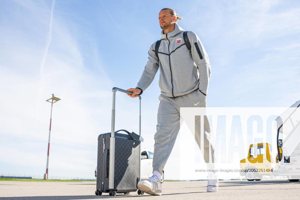 Goalkeeper orjan Haskjold Nyland of the Norwegian national football team arrives at Linz Airport on October 12, 2024 in Linz. Photo: Vegard Grott BILDBYRAN kod VG VG0675 bbeng fotball football fotboll travel reise norge norway nations league