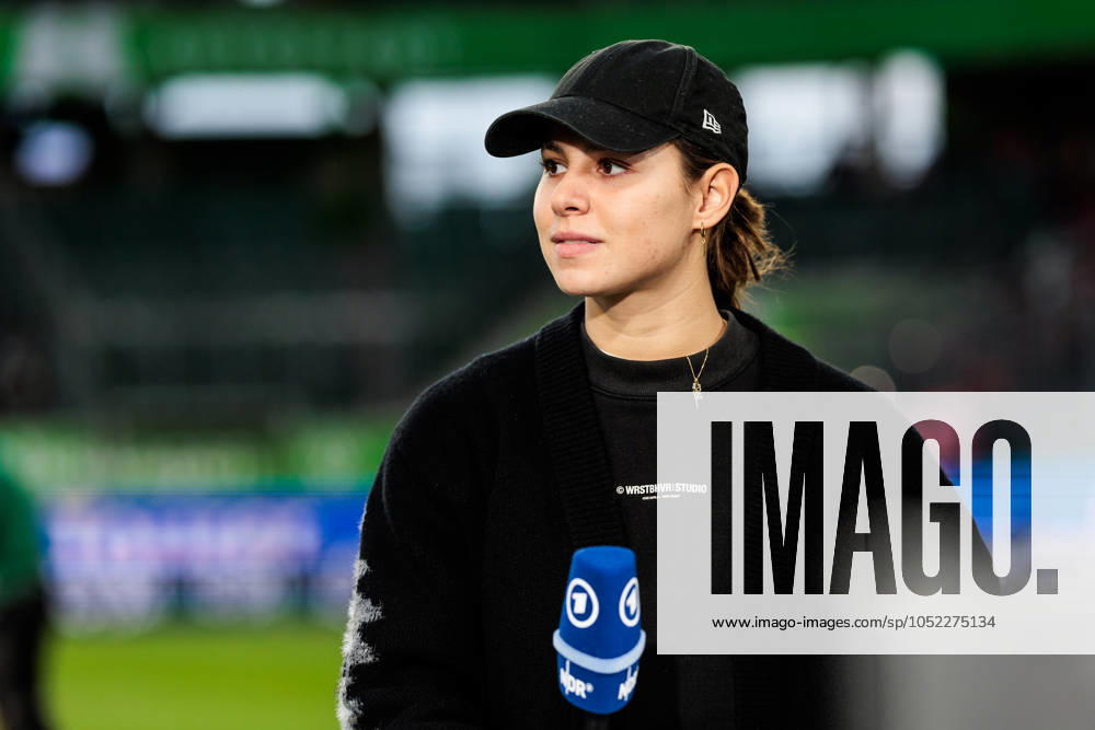 GOOGLE PIXEL Frauen-Bundesliga: VfL Wolfsburg - FC Bayern München; 12.10.2024 Lena Oberdorf (FC Bayern München, 8) im ARD Interview GOOGLE PIXEL Frauen-Bundesliga: VfL Wolfsburg - FC Bayern München, Wolfsburg, Volkswagen Arena am 12.10.2024 DFB REGULATIONS PROHIBIT ANY USE OF PHOTOGRAPHS AS IMAGE SEQUENCES AND OR QUASI-VIDEO.