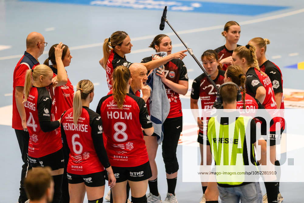 Herbert Mueller (Trainer, Thueringer HC) in der Unterbrechung. julie Holm (Rueckraum, Thueringer HC, 8), Nathalie Hendrikse (Aussen, Thueringer HC, 6), Ida Gullberg (Aussen, Thueringer HC, 24), Natsuki Aizawa (Rueckraum, Thueringer HC, 23) GER, Thueringer HC gegen Union Neckarsulm, 1. Handballbundesliga Frauen, 4. Spieltag, Spielzeit 2024 2025, 12.10.2024 GER, Thueringer HC gegen Sport-Union Neckarsulm, 1. Handballbundesliga Frauen, 4. Spieltag, Spielzeit 2024 2025, 12.10.2024 Bad Langensalza