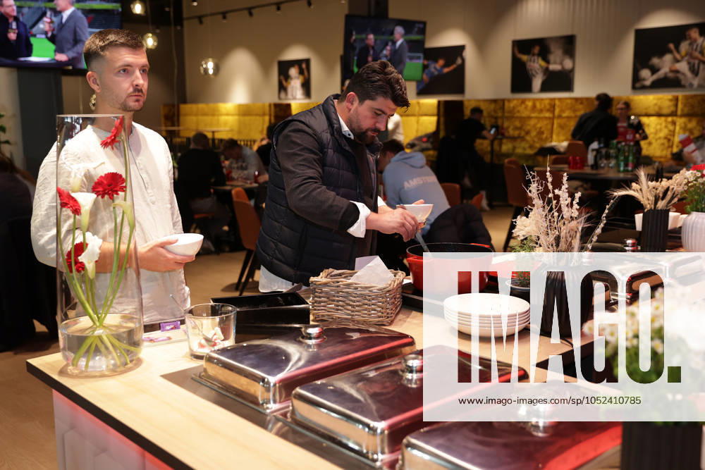 SOCCER - NL, AUT vs NOR LINZ,AUSTRIA,13.OCT.24 - SOCCER - UEFA Nations League, group stage, OEFB international match, Länderspiel, Nationalmannschaft Austria vs Norway. Image shows guests at the buffet. GEPAxpictures xWalterxLuger