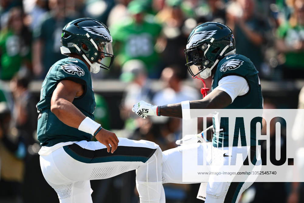 PHILADELPHIA, PA - OCTOBER 13: Philadelphia Eagles wide receiver A.J. Brown (11) celebrates with quarterback Jalen Hurts (1) after scoring a touchdown in the second quarter during the game between the Cleveland Browns and Philadelphia Eagles on October 13, 2024 at Lincoln Financial Field in Philadelphia, PA. (Photo by Kyle Ross Icon Sportswire) NFL, American Football Herren, USA OCT 13 Browns at Eagles Icon24101389