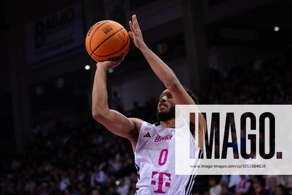 Basketball Champions League, Telekom Baskets Bonn vs. AEK Betsson BC, 15.10.2024 Darius McGhee (Telekom Baskets Bonn 0) trifft aus allen Lagen -- Basketball Champions League, Telekom Baskets Bonn vs. AEK Betsson BC, 15.10.2024, Telekom Dome, Bonn