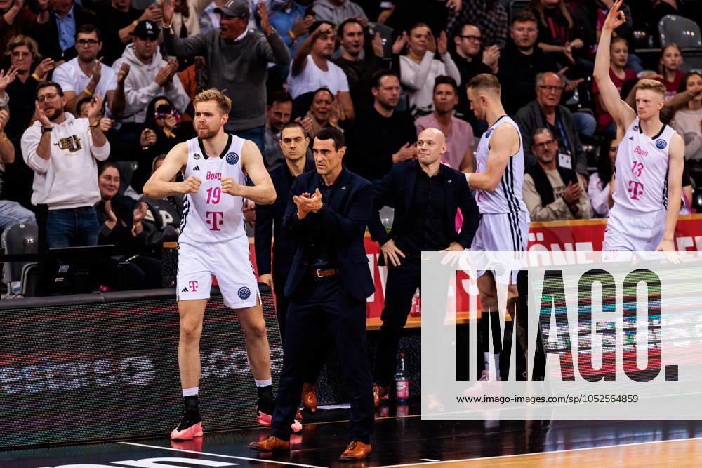 Basketball Champions League, Telekom Baskets Bonn vs. AEK Betsson BC, 15.10.2024 Die Bank der Telekom Baskets Bonn jubelt Till Pape (Telekom Baskets Bonn, 19), Roel Moors (Trainer Telekom Baskets Bonn) Basketball Champions League, Telekom Baskets Bonn vs. AEK Betsson BC, Bonn, Telekom Dome am 15.10.2024