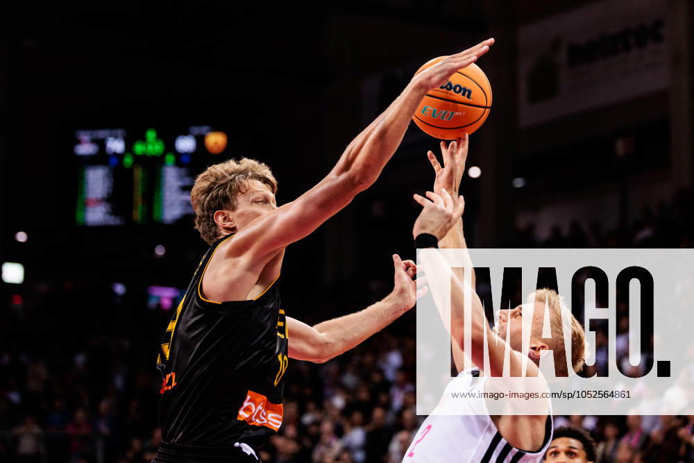 Basketball Champions League, Telekom Baskets Bonn vs. AEK Betsson BC, 15.10.2024 Mndaugas Kuzminskas (AEK Betsson BC, 19), Sam Griesel (Telekom Baskets Bonn, 2) im Wurf Basketball Champions League, Telekom Baskets Bonn vs. AEK Betsson BC, Bonn, Telekom Dome am 15.10.2024