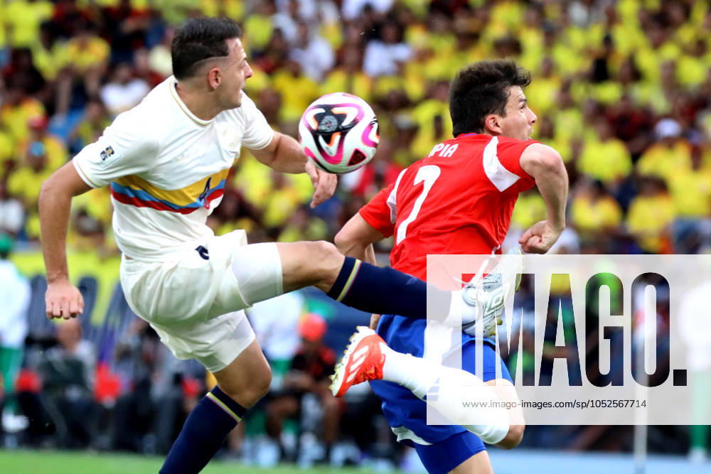 Fußball, WM Quali, Kolumbien - Chile Futbol, Colombia vs Chile. Primera rueda, clasificatorias al Mundial 2026. El jugador de la seleccion colombiana Santiago Arias, izquierda, disputa el balon contra Gonzalo Tapia de Chile durante el partido de la primera rueda de las eliminatorias al mundial de 2026 disputado en el estadio Metropolitano Roberto Melendez de Barranquilla, Colombia. 15 10 2024 Vizzor image Photosport Football, Colombia vs Chile. World Cup 2026 qualifiers. Colombia s player Santiago Arias, left, vies for the ball against Gonzalo Tapia of Chile during a 2026 World Cup qualifier match at the Metropolitano Roberto Melendez stadium in Barranquilla, Colombia. 15 10 2024 Vizzor image Photosport Colombia vs Chile, eliminatorias al mundial 2026