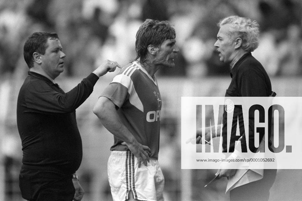 Lothar Woelk (Mitte, Bochum) diskutiert lautstark mit Linienrichter Manfred Grabinski (re.), während ihn Schiedsrichter Wolf-Dieter Ahlenfelder fast zärtlich zu beruhigen versucht Fußball 1. BL Herren Saison 1986 1987, Dortmund - VfL Bochum 3:2 Gruppe Dortmund Komik,