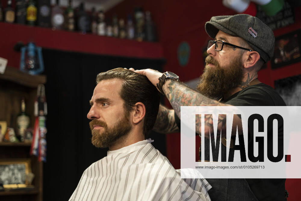 IMAGO Creative: Kreative Renaissance -- der junge Entrepreneur Hairdresser styling man s hair in salon