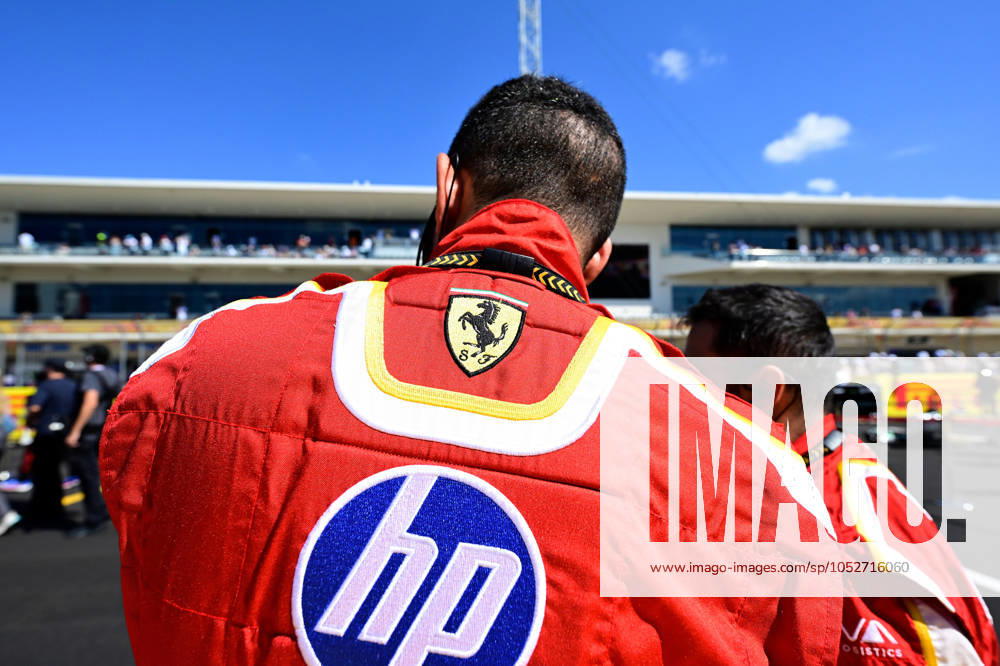 Motorsport FIA Formel 1, Großer Preis der USA 2024, v.l. Sprint Rennen Ferrari Mechaniker HP Logo (FIA REGULATIONS PROHIBIT ANY USE OF PHOTOGRAPHS as IMAGE SEQUENCES and or QUASI-VIDEO) Austin
