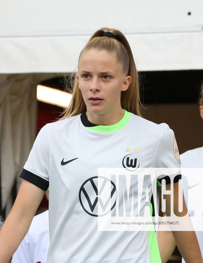 Fussball Google Pixel Frauen-Bundesliga, SGS Essen - VfL Wolfsburg, v.l. Vivien Endemann (VfL Wolfsburg) Essen