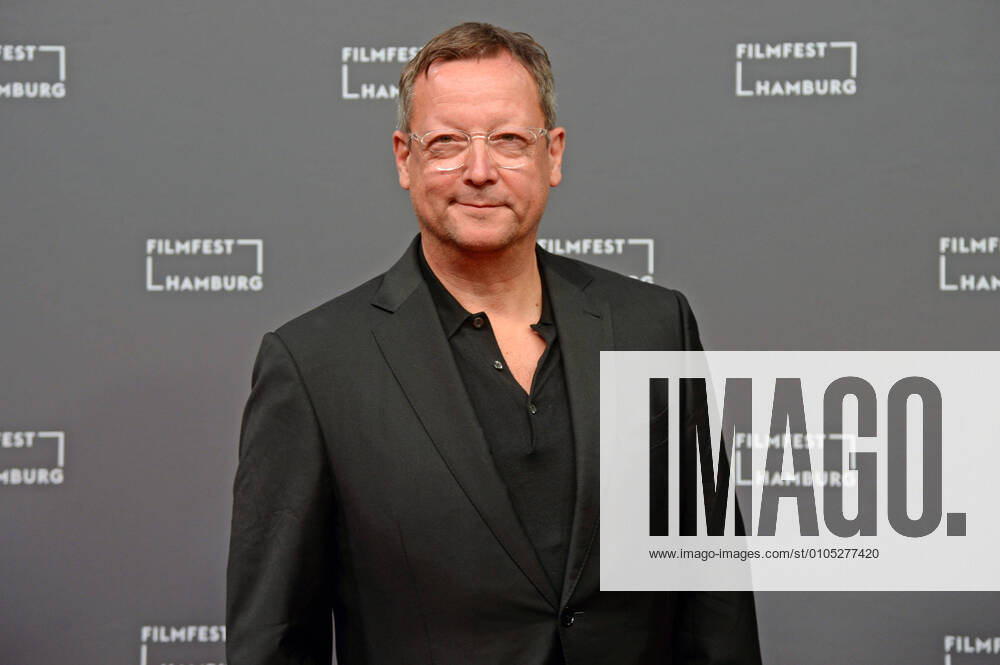 Hamburg, der 30.09.2020 Matthias Brandt bei der Premiere des ARD - Dreiteilers Fernsehfilms Das Geheimnis des Totenwaldes auf dem 28. Filmfest Hamburg 2020 im Cinemaxx Dammtor. Premiere der ARD Produktion Das Geheimnis des Totenwaldes , Hamburg Hamburg Deutschland Hamburg
