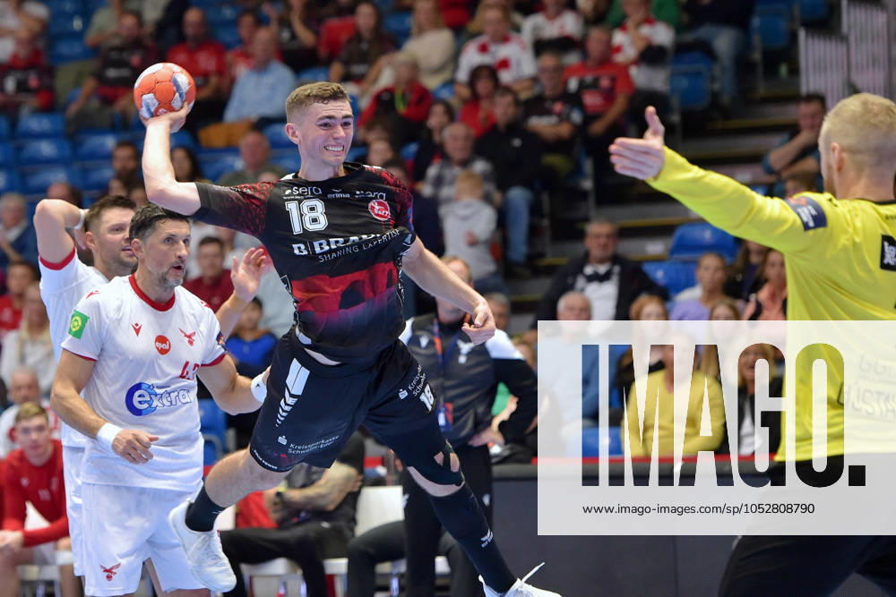 Florian Dorsten (MT Melsungen 18) beim Wurf; Bj?rgvin Pall Gustafsson (Torwart, Goalkeeper Valur Reykjavik, 1) (R), Alexander Petersson (Valur Reykjavik, 43) (L) , GER, MT Melsungen - ISL, Valur Reykjavik, Handball, EHF European League Maenner, Group Matches, Saison 2024 2025, 22.10.2024, GER, MT Melsungen - ISL,Valur Reykjavik , Handball, EHF Maenner, Group Matches, Saison 2024 2025, 22.10.2024 Kassel