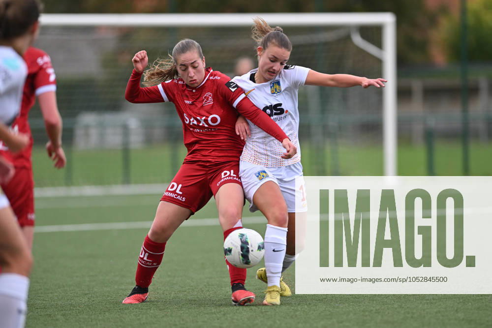 20241012 ZULTE WAREGEM VS WESTERLO Lena Hubaut (6) of Zulte-Waregem and Anouk Thys (12) of Westerlo pictured during a female soccer game between Zulte-Waregem dames and KVC Westerlo Ladies on the 7th matchday of the 2024 - 2025 season of Belgian Lotto Womens Super League , on Saturday 12 October 2024 in Zulte , BELGIUM . PHOTO SPORTPIX Dirk Vuylsteke Zulte The Farm Oost-Vlaanderen BELGIUM