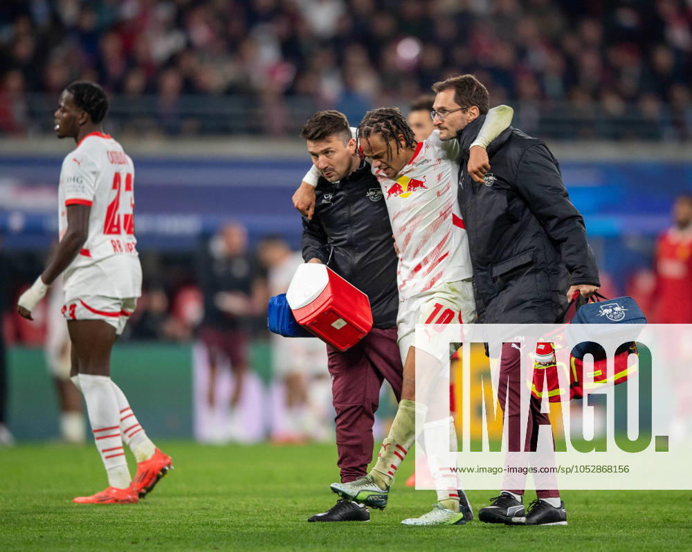 Fussball, Herren, Saison 2024 2025, Champions League (Ligaphase, 3. Spieltag), RB Leipzig - FC Liverpool, v.l. Castello Lukeba (RB Leipzig), Verletzung Xavi Simons (RB Leipzig), 23.10.2024,